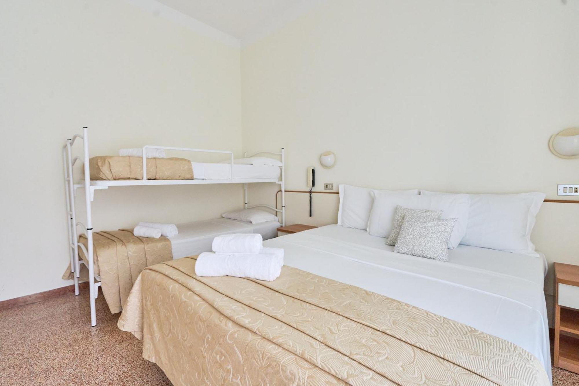 Hotel Bruna B&B Милано Мартима Екстериор снимка
