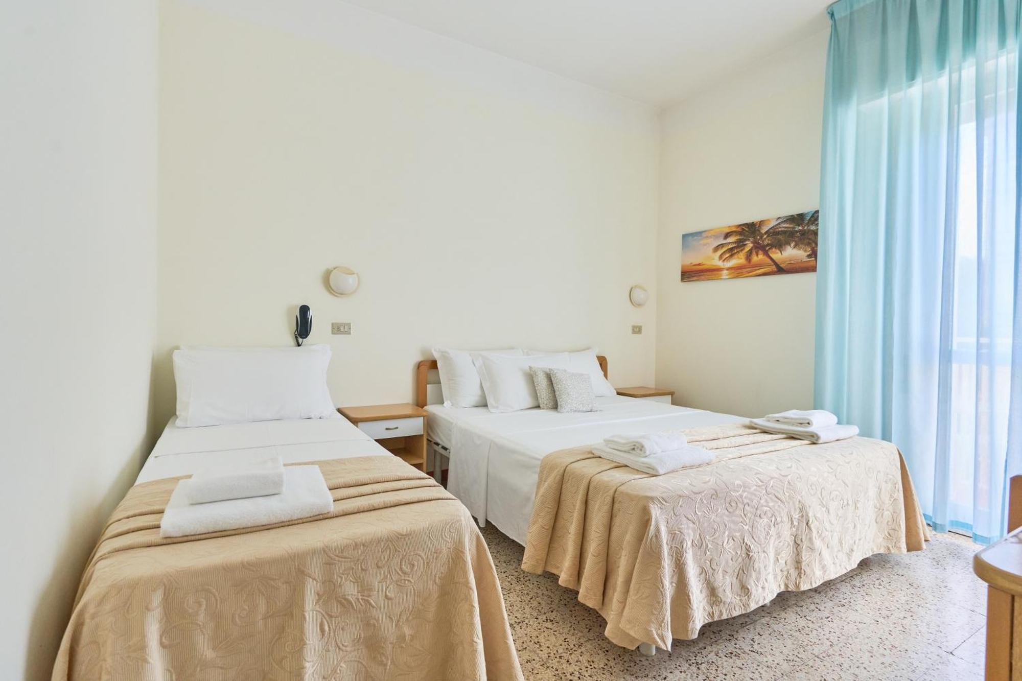 Hotel Bruna B&B Милано Мартима Екстериор снимка