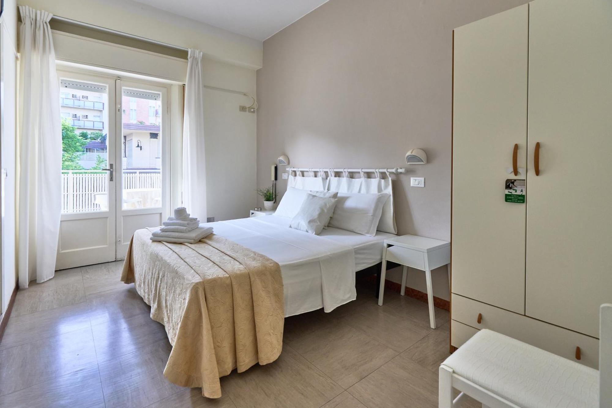 Hotel Bruna B&B Милано Мартима Екстериор снимка