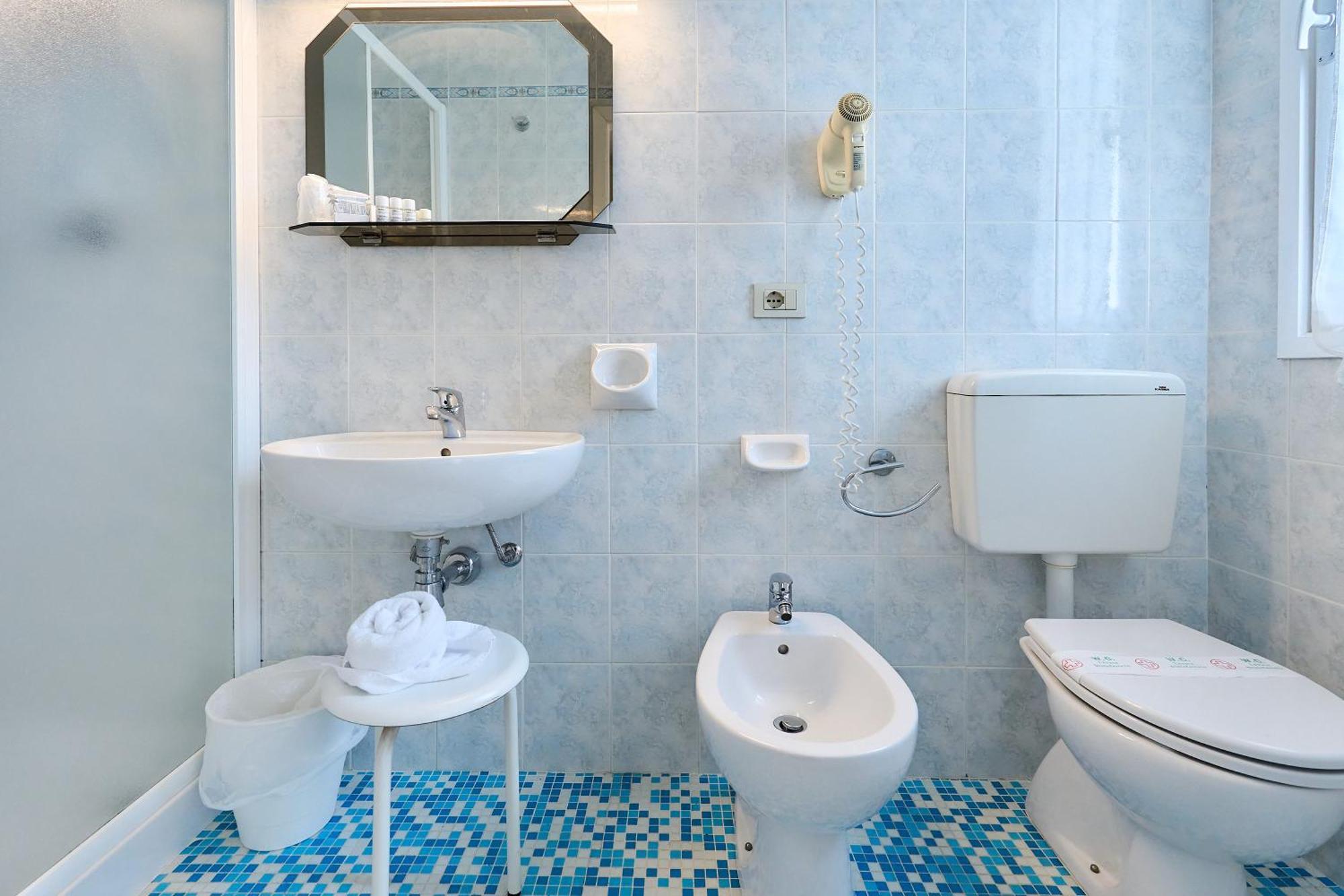 Hotel Bruna B&B Милано Мартима Екстериор снимка