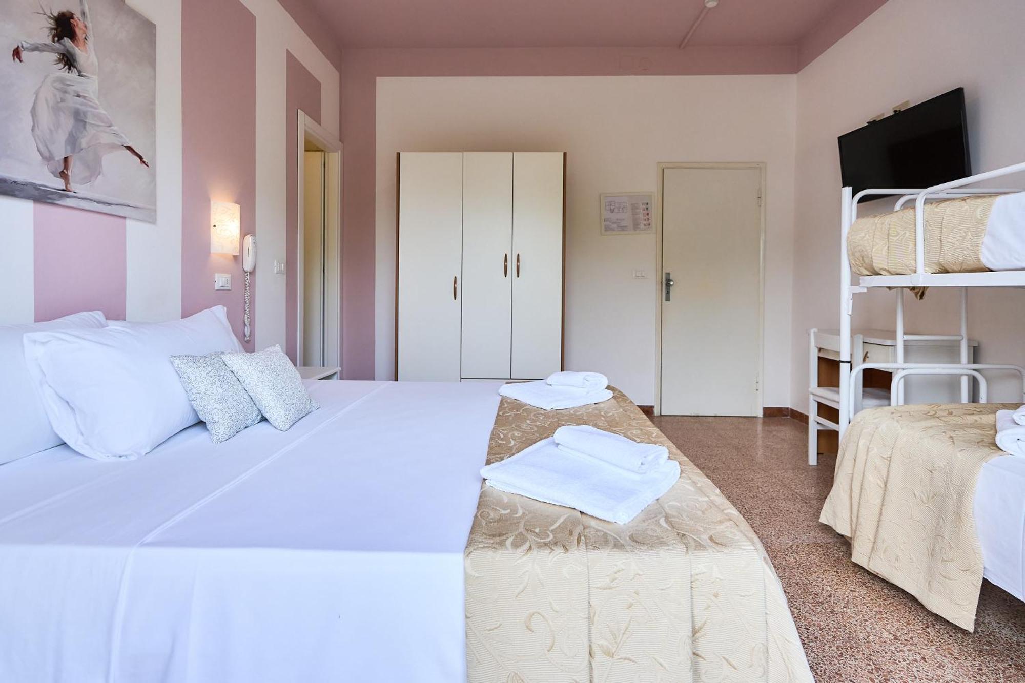 Hotel Bruna B&B Милано Мартима Екстериор снимка