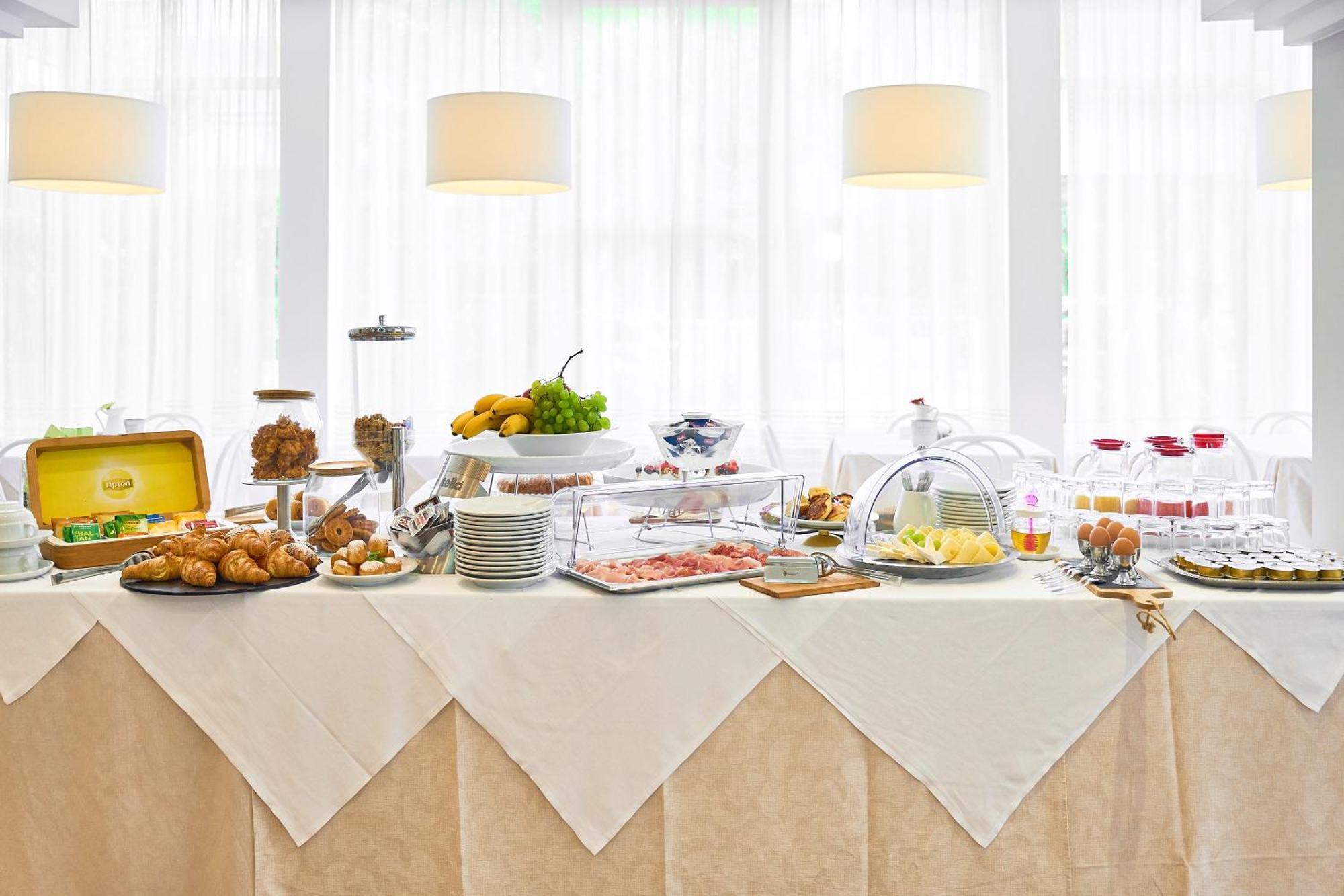 Hotel Bruna B&B Милано Мартима Екстериор снимка