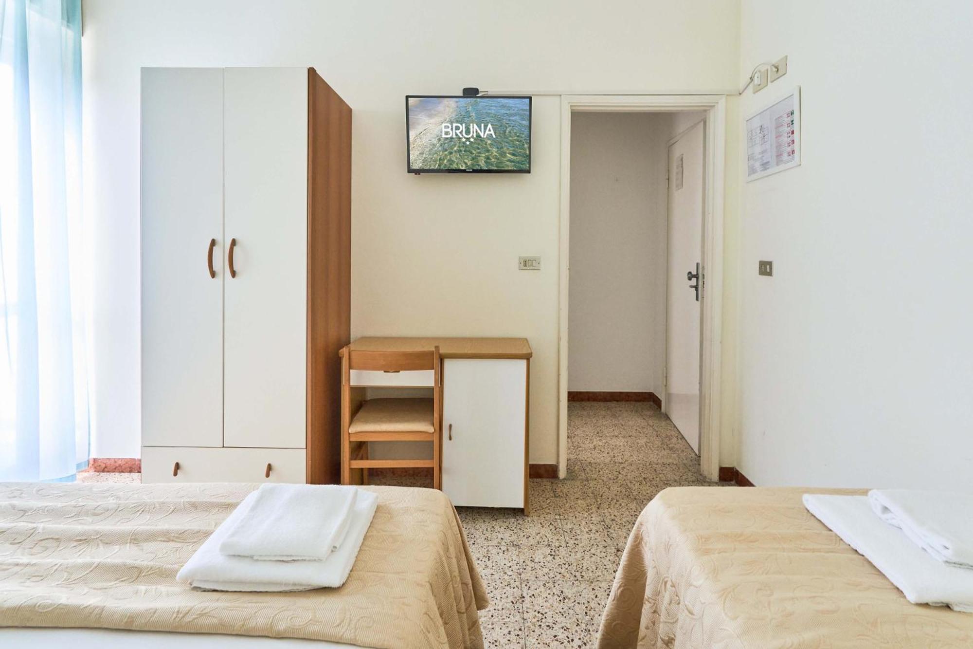 Hotel Bruna B&B Милано Мартима Екстериор снимка