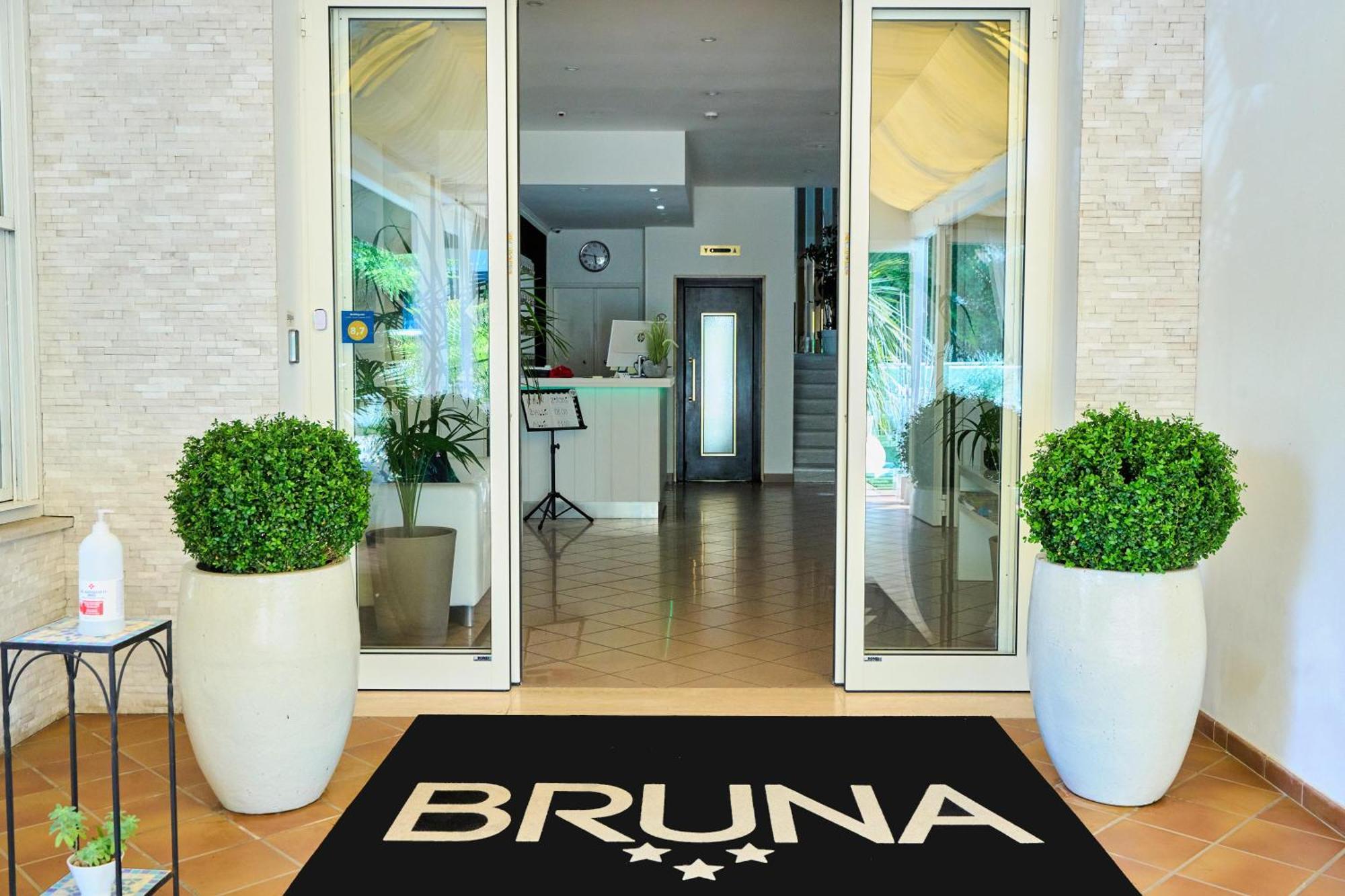 Hotel Bruna B&B Милано Мартима Екстериор снимка