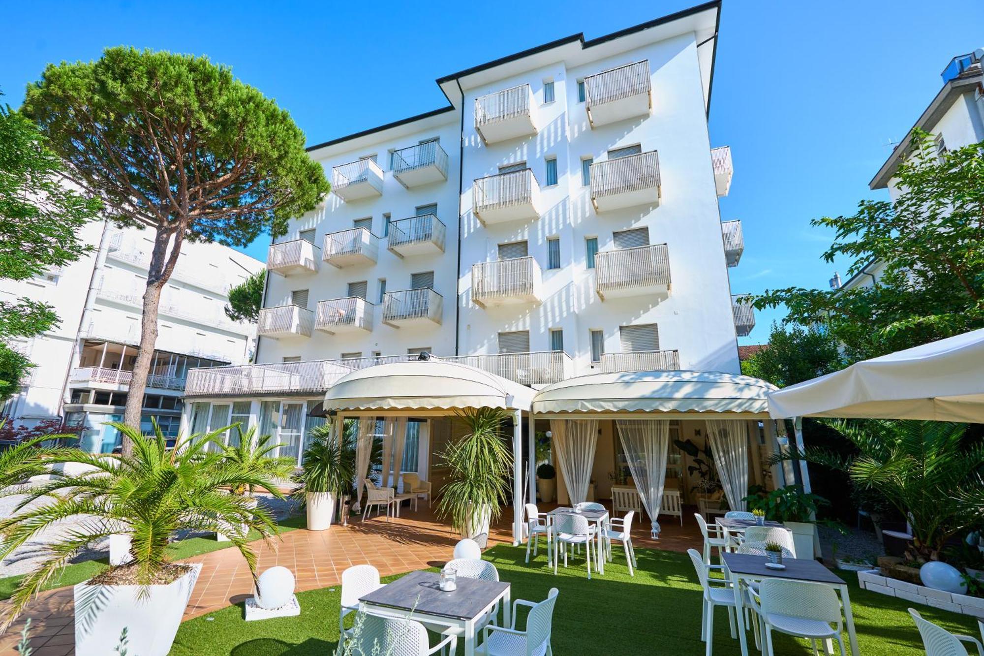 Hotel Bruna B&B Милано Мартима Екстериор снимка
