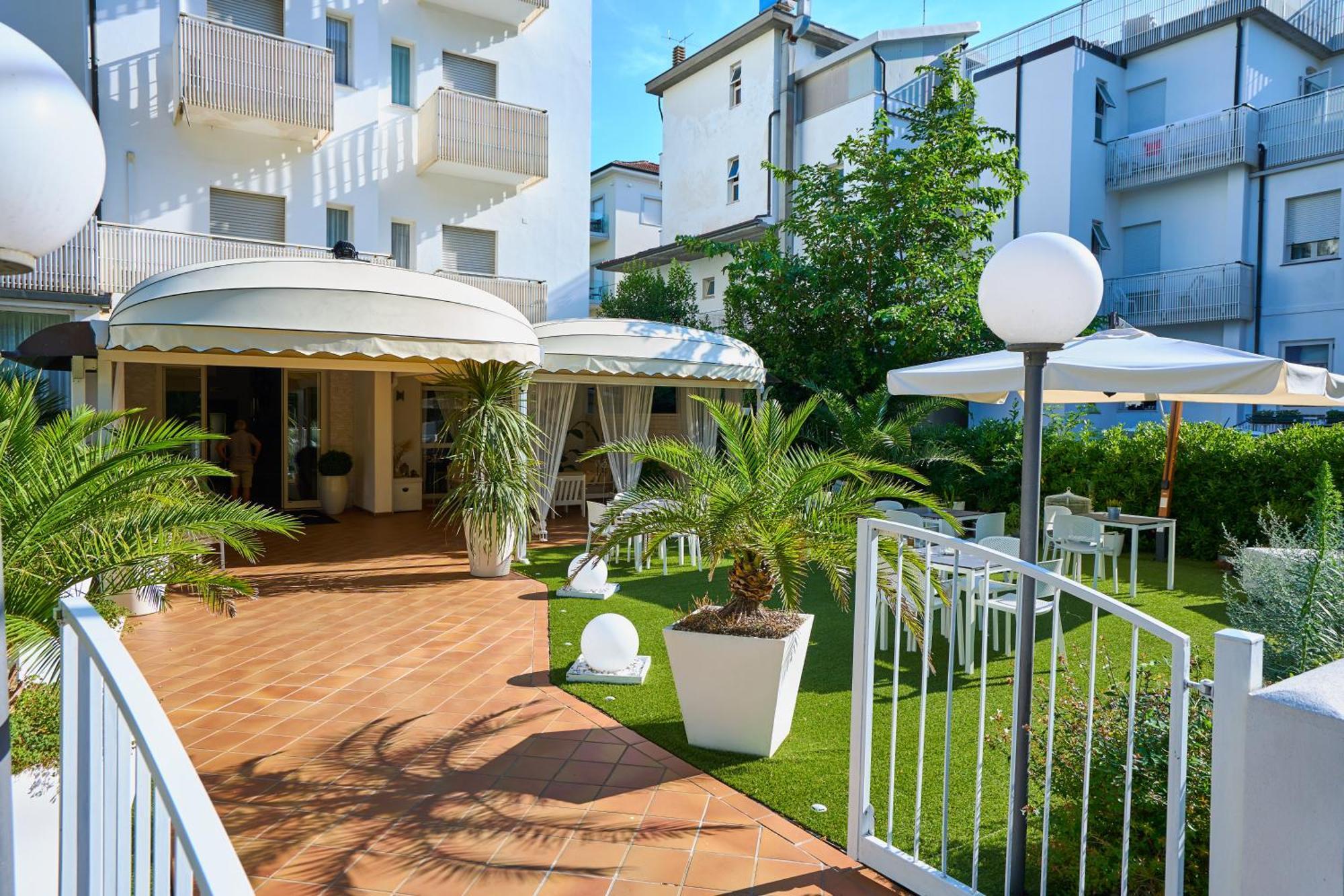 Hotel Bruna B&B Милано Мартима Екстериор снимка